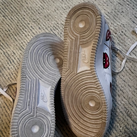 Kiss lip Air Force 1s Size 10 Women - Picture 3 of 4
